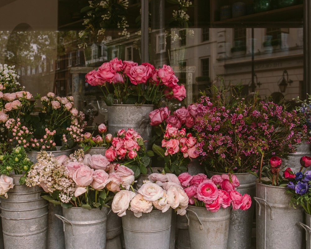 Cubos de zinc con rosas, ranúnculos y flor de cera